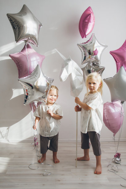 哥哥和妹妹拿着气球图片下载