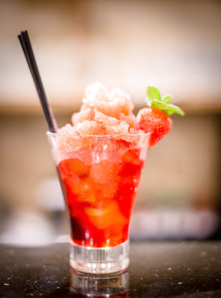 吧台上的草莓鸡尾酒图片下载