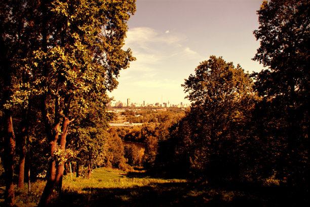 在一个阳光明媚的日子里，带着美丽的风景来到这座城市。图片下载
