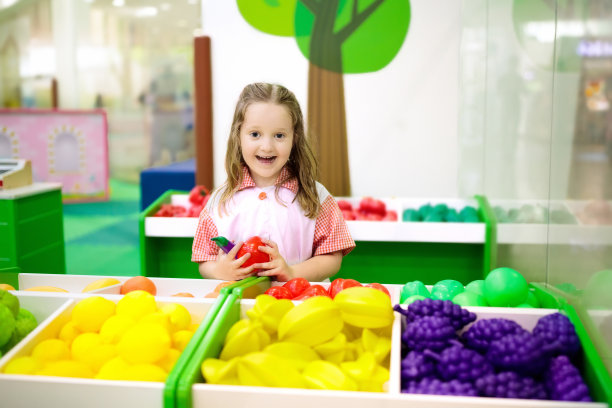 孩子们在玩具超市或杂货店玩。图片下载