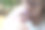戴眼镜的祖母双手抱着一个戴着粉色帽子的刚出生的小孙女。图片下载