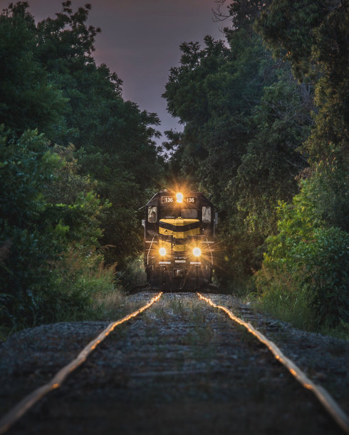 火车向我驶来图片下载