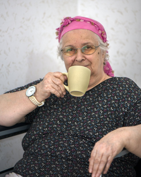 喝咖啡的老妇人图片下载