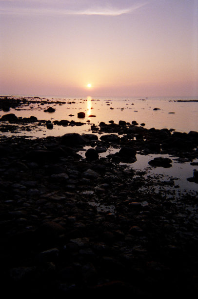岩石海岸上的日落图片下载