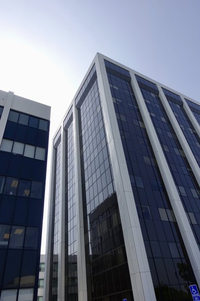 带有垂直线外观的摩天大楼图片下载