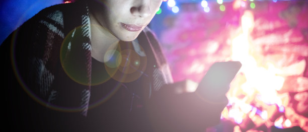 一个完美的夜晚，年轻的青少年放松和享受在家里的壁炉晚上图片下载