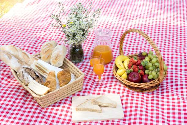 野餐面包和水果交叉篮子红白布图片下载