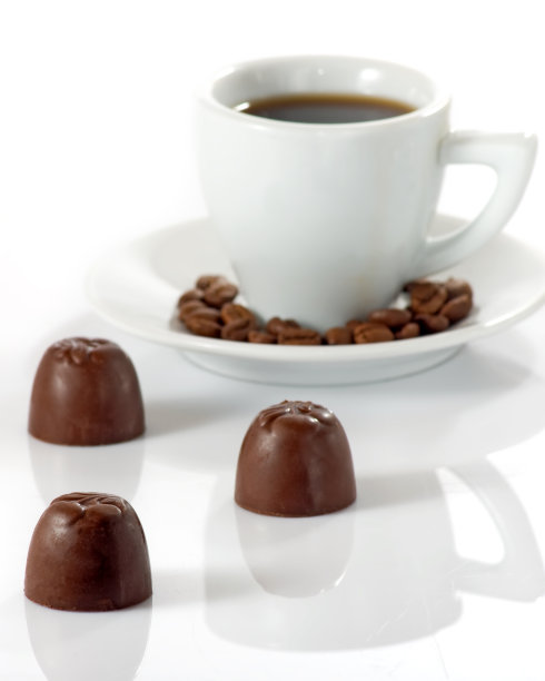 杯子与饮料和巧克力糖果的特写图像图片下载