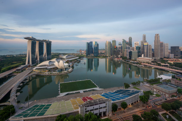 清晨，新加坡滨海湾，新加坡商业区的天际线和摩天大楼全景。亚洲图片下载