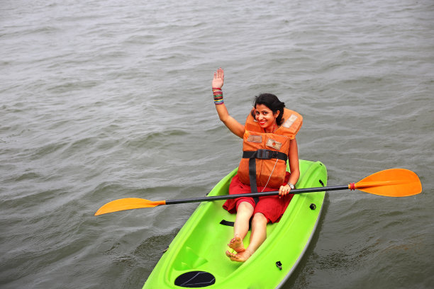 在印度果阿邦的曼多维河中，手持桨和划船的妇女图片下载