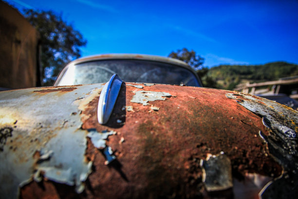 生锈的老爷车-车站上的破车图片下载