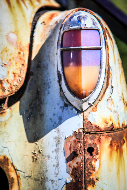 生锈的老爷车-车站上的破车图片下载