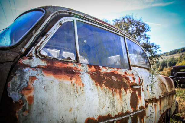 生锈的老爷车-车站上的破车图片下载