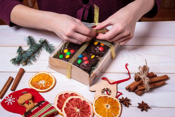 圣诞蛋糕的包装。圣诞礼物。图片下载