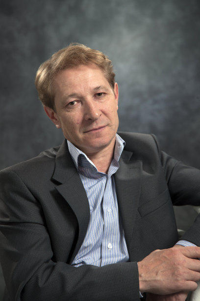 一个没打领带的商人的肖像图片下载