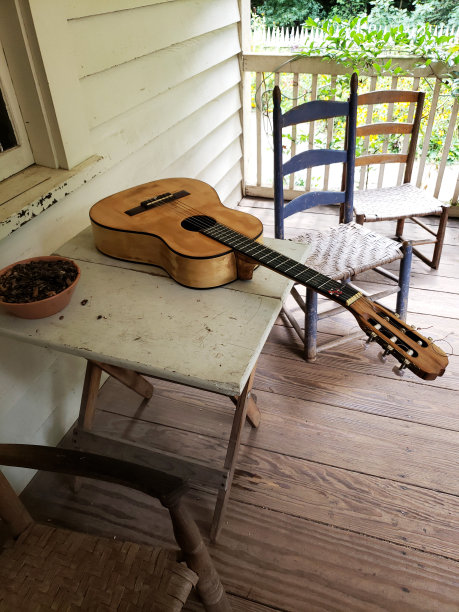 农家前廊的原声吉他图片下载