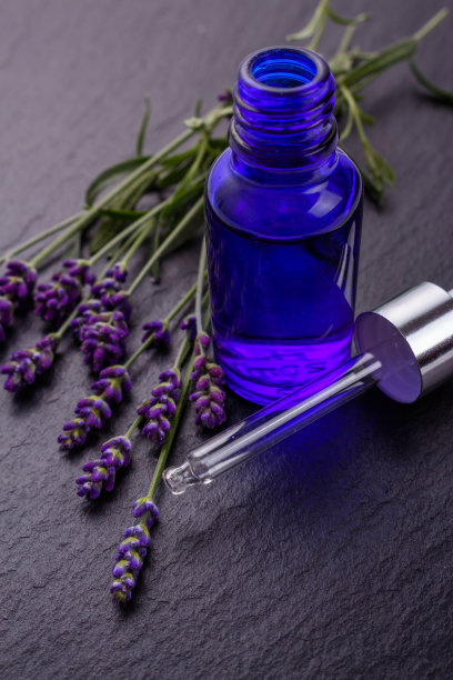 薰衣草精油在一个玻璃瓶和吸管图片下载