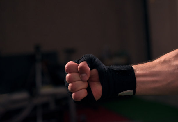 用拳击包装包裹双手图片下载