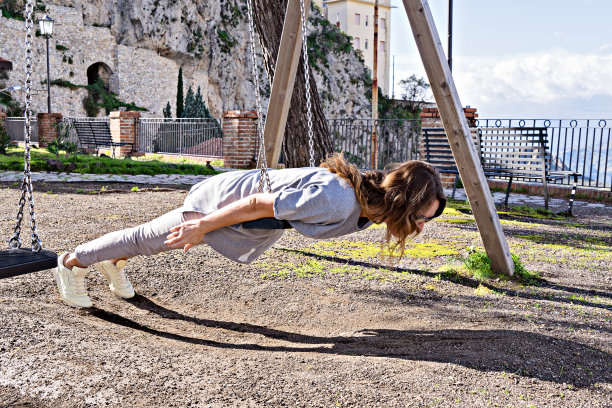 美丽的嬉皮女孩在休闲和摇摆图片下载
