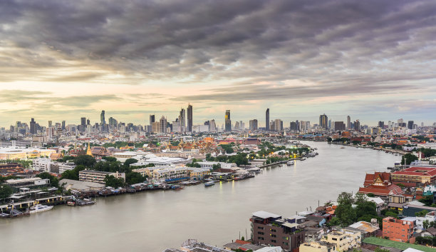 位于首都和湄南河中心的宏伟宫殿。泰国曼谷的清晨。图片下载