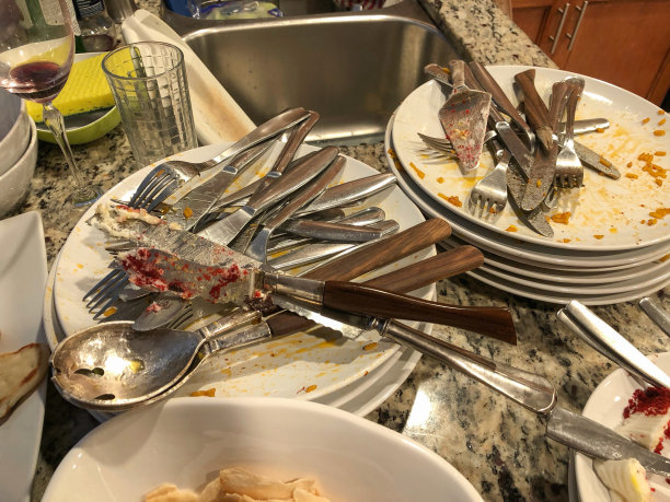 厨房柜台上的脏盘子图片下载