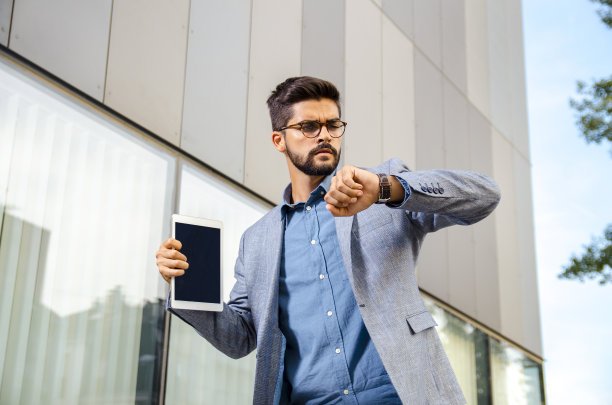 商人看着手表图片下载