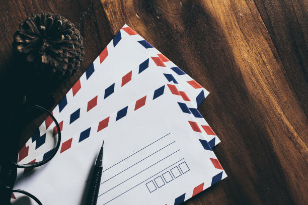 一支黑色的钢笔在信上。复古instagram风格的滤镜照片图片下载