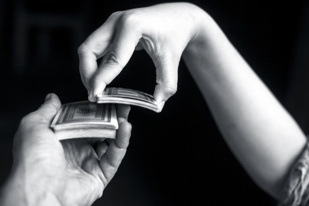 十多岁的女孩持有一堆卡片三a,j和王与王后孤立在黑色。图片下载