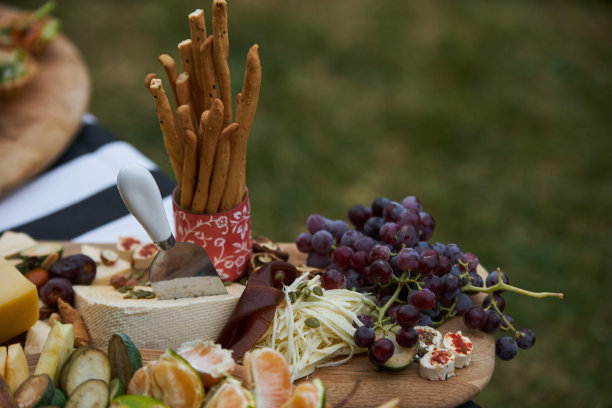 在花园里的野餐桌上放着零食图片下载