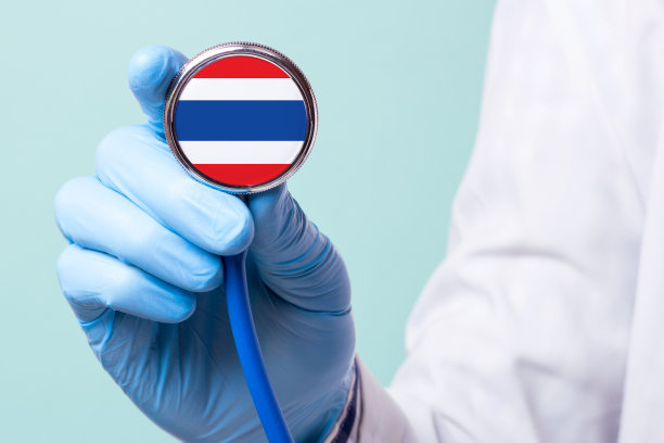 在泰国，医疗是免费和付费的。昂贵的医疗保险。医生手里拿着听诊器图片下载