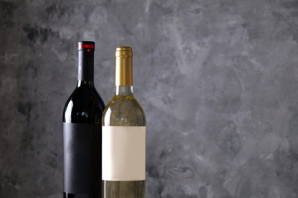 陈列有空的不干胶标签的葡萄酒瓶。图片下载