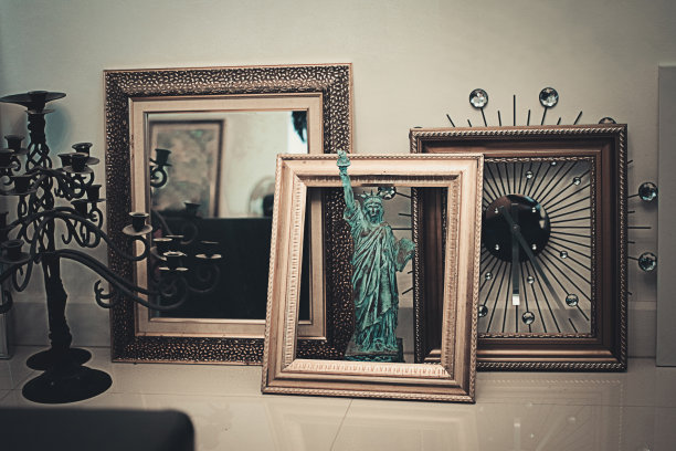 地板上有框架，烛台和自由女神像图片下载