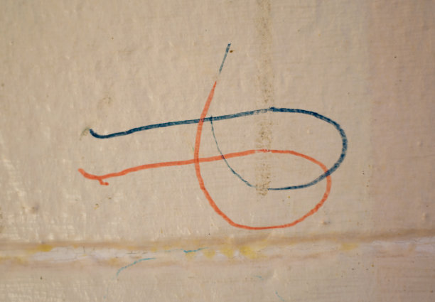 脏线彩色笔由水泥子作底色图片下载