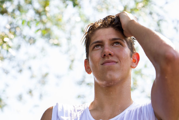 年轻人在大自然中摆姿势图片下载