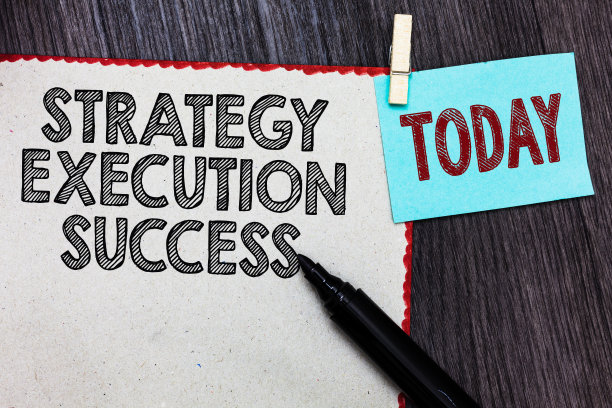写便条显示策略执行成功。展示计划或清单的商业照片，并开始做好它白色的页面，红色的边框，标记，衣服夹，提醒木制的背景。图片下载