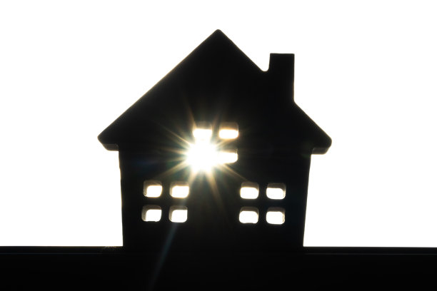 地板上剪影的硬纸房子，象征着建筑、生态、贷款、抵押、房产或住宅图片下载