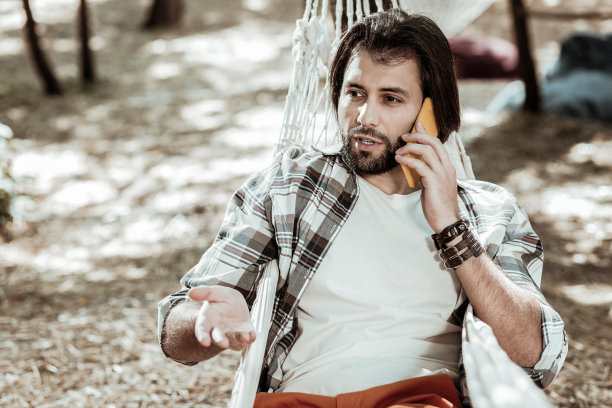 年轻人有个重要电话图片下载