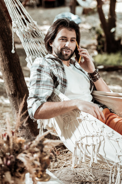 大胡子年轻人在呼唤他的家人图片下载