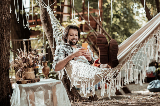 年轻人微笑着拿着他的手机图片下载