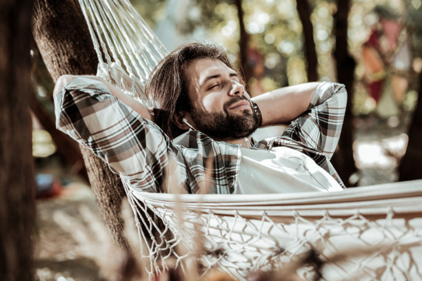 躺在白色吊床上的好男人图片下载