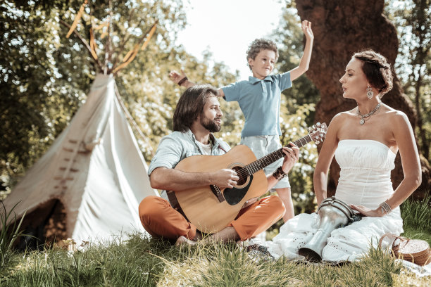 幸福美好的家人唱歌跳舞图片下载