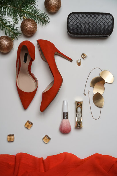 平铺到新年和圣诞派对装组成红鞋配件珠宝化妆手包沙漏杉树与球白色的背景。派对约会之夜构思。平铺，拷贝空间图片下载