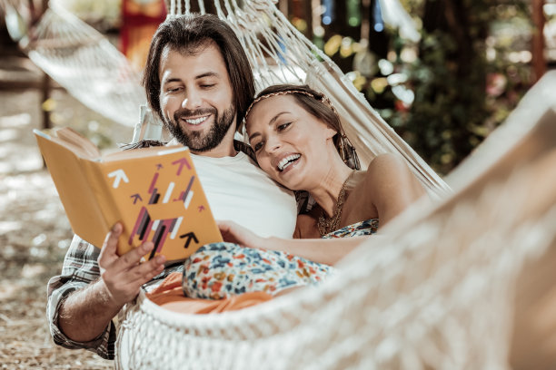 在吊床上休息的快乐的男男女女图片下载