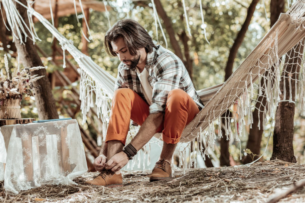 留着胡子，穿着棕色靴子的年轻人图片下载