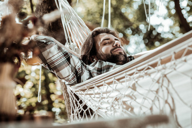 帅哥在吊床上做梦图片下载