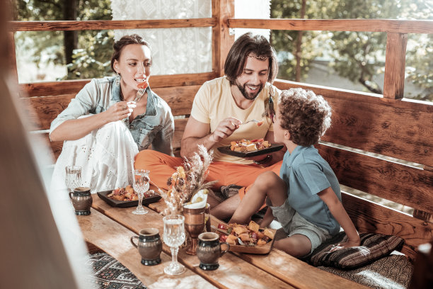 慈爱的父亲给儿子食物图片下载
