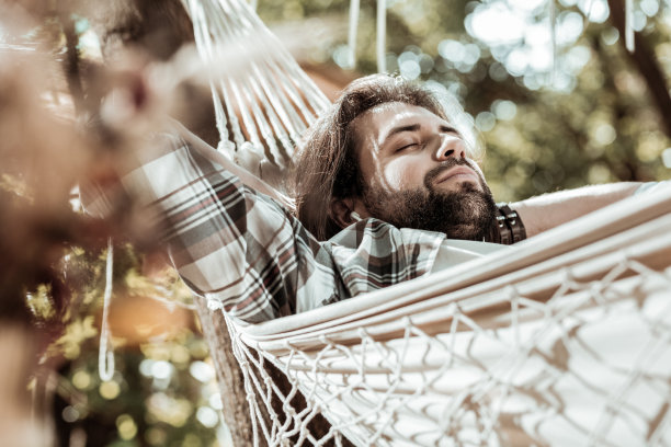 睡在吊床上的好人图片下载
