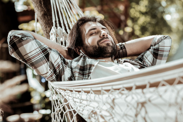 放松的大胡子男子在公园寒冷图片下载