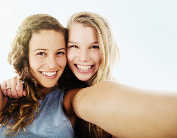 两个漂亮的女朋友在微笑自拍图片下载