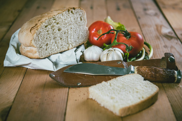 简单的素食早餐在木桌上图片下载